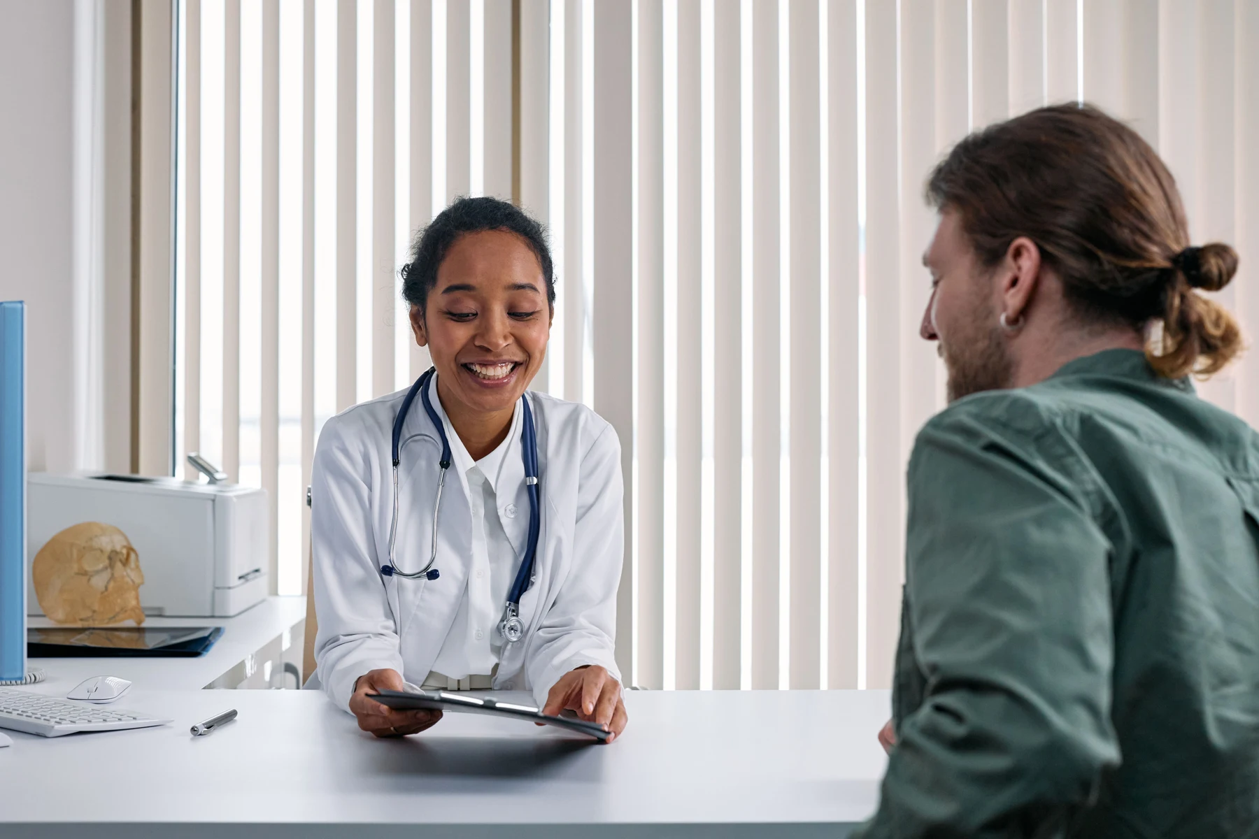 Doctora conversando con un paciente en una consulta médica